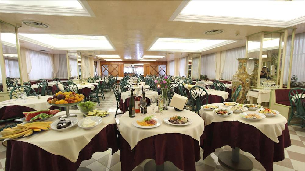 Park Hotel Cellini Лідо-ді-Єзоло Екстер'єр фото