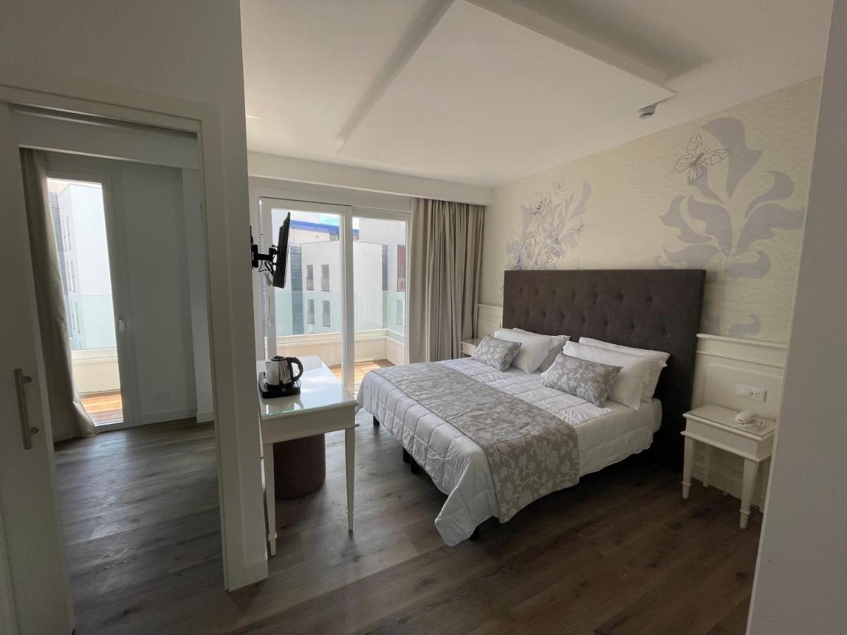 Park Hotel Cellini Лідо-ді-Єзоло Екстер'єр фото
