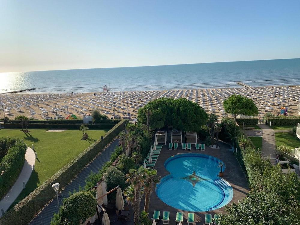 Park Hotel Cellini Лідо-ді-Єзоло Екстер'єр фото